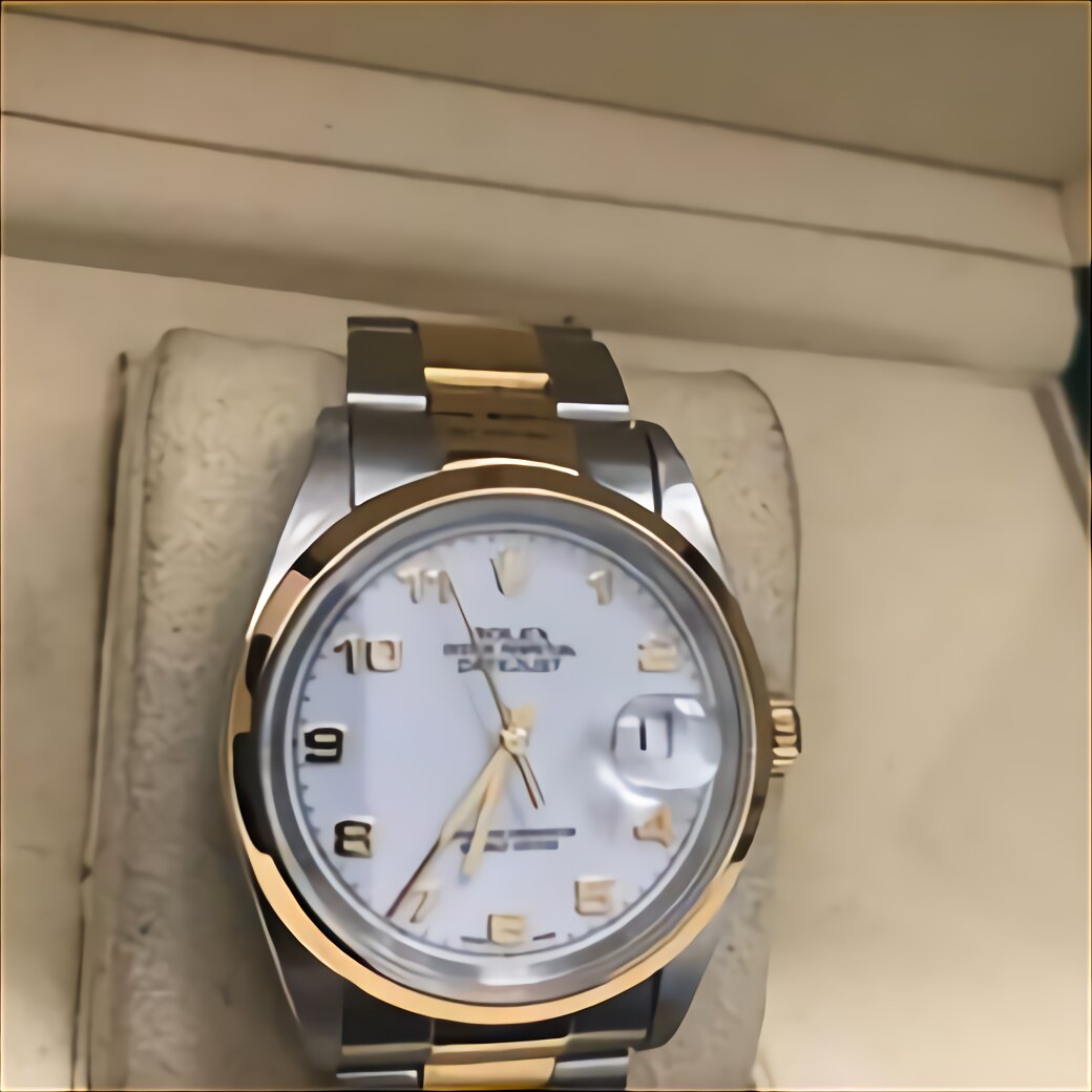 LOT:100 | (73090) A 9K gold quartz gentleman's wrist watch by Sovereign.