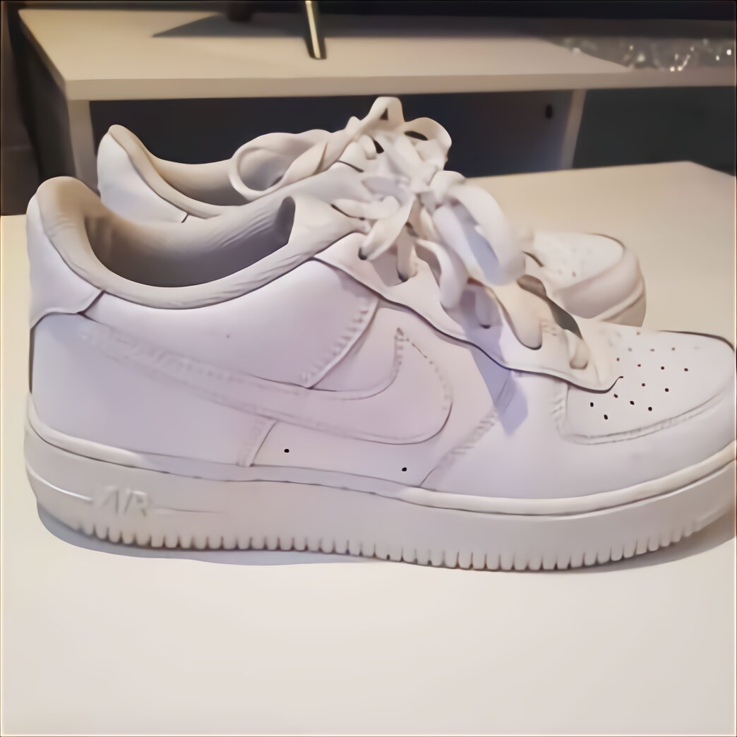 nike studs below 2000