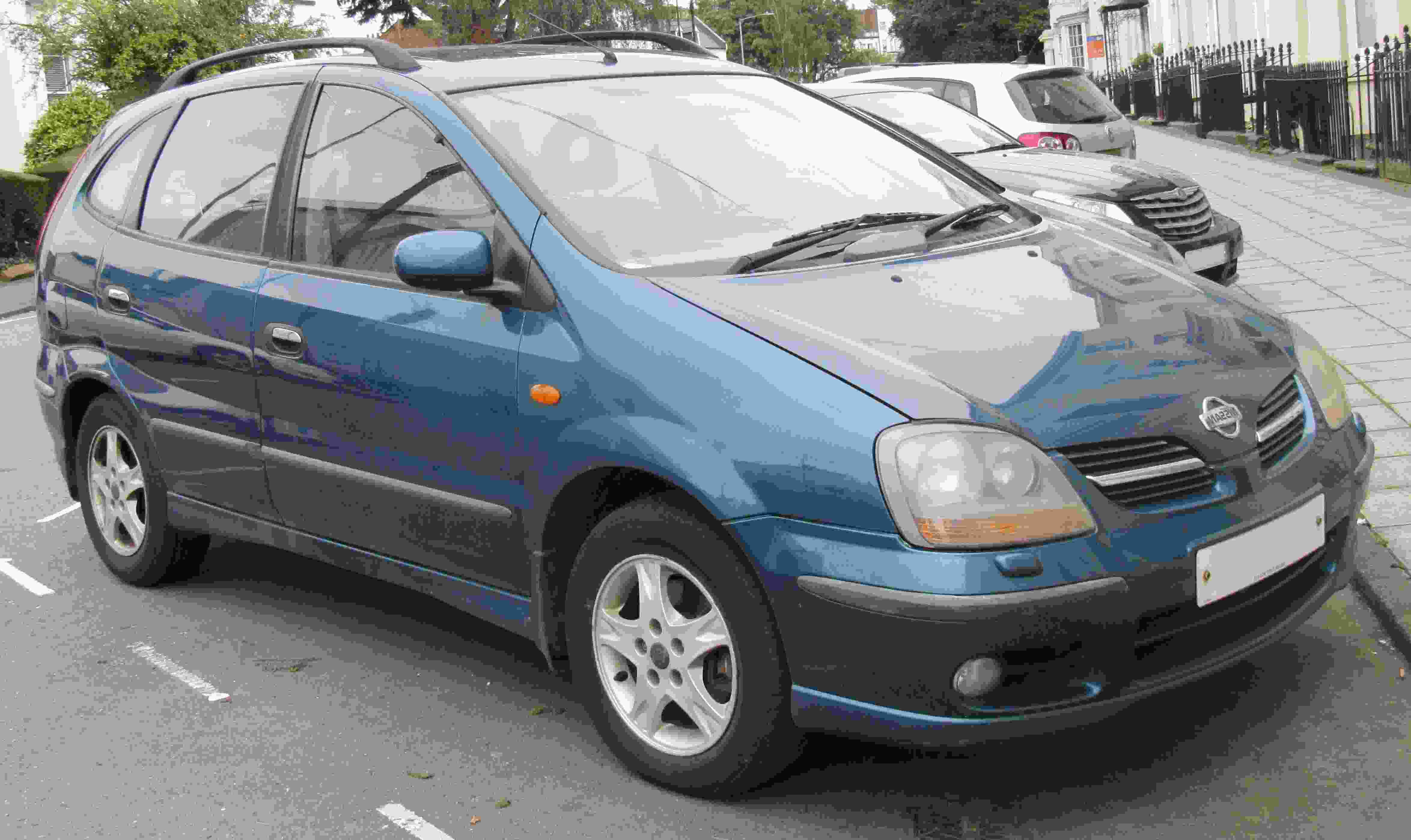 Nissan tino 2002